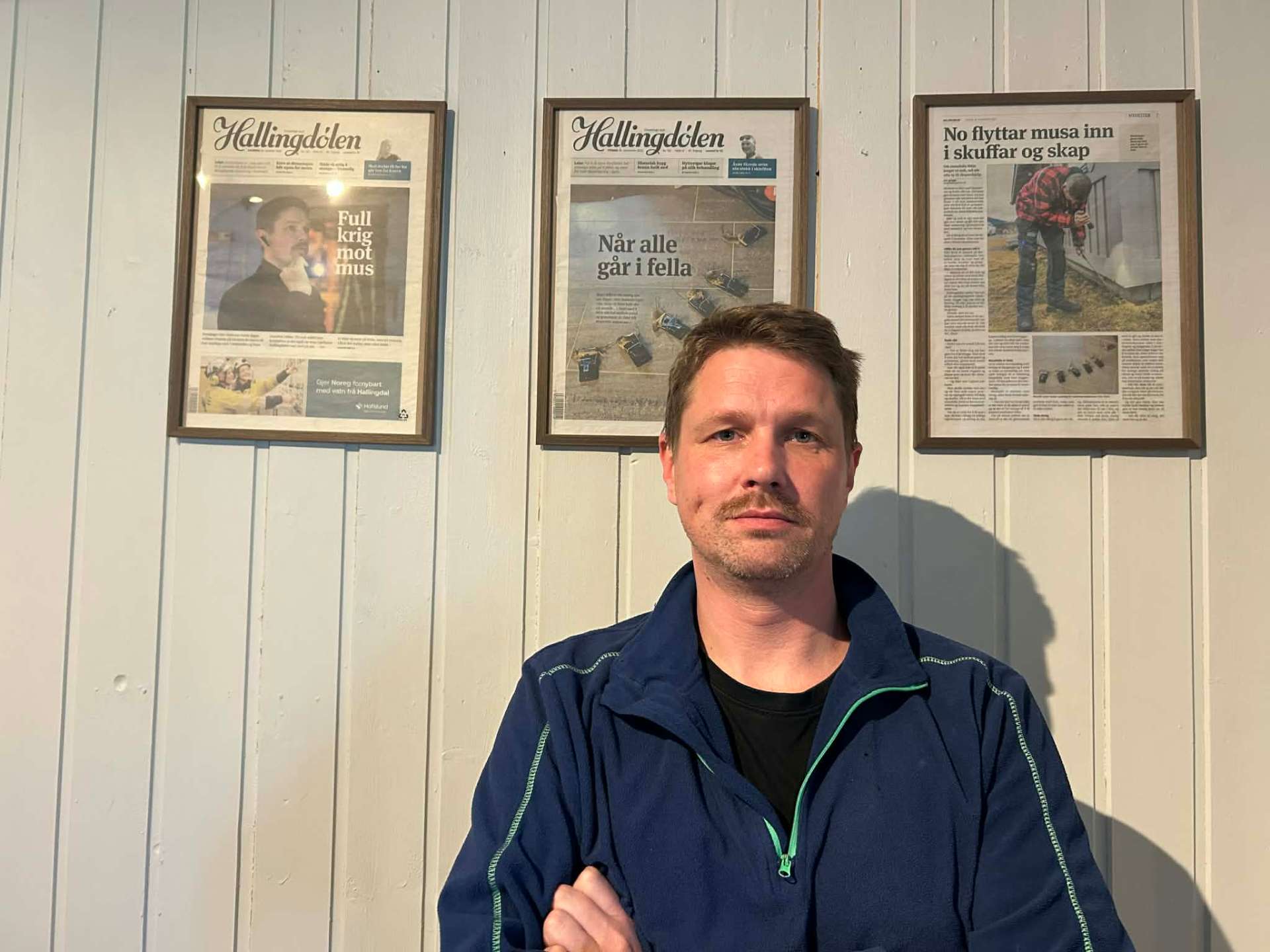 Olav Stein foran avisoppslag fra Hallingdølen
